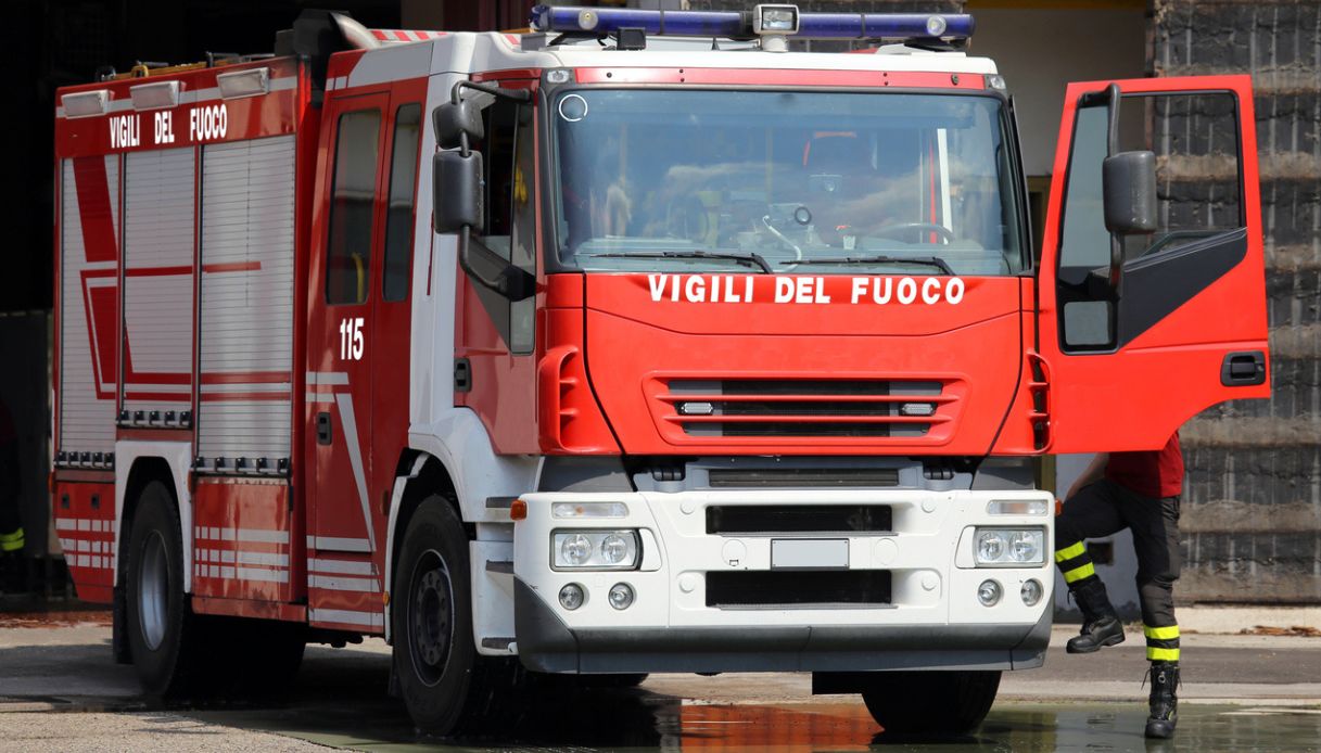 Incendio a Napoli in via Gianturco e presso il Centro Direzionale, in fiamme rifiuti: strade chiuse, è allarme Incendio a Napoli in via Gianturco e presso il Centro Direzionale, in fiamme rifiuti: strade chiuse, è allarme