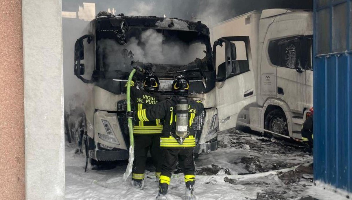 Incendio alla Plastoblok Italiana di Parma, le immagini dei veicoli divorati dalle fiamme Incendio alla Plastoblok Italiana di Parma, le immagini dei veicoli divorati dalle fiamme