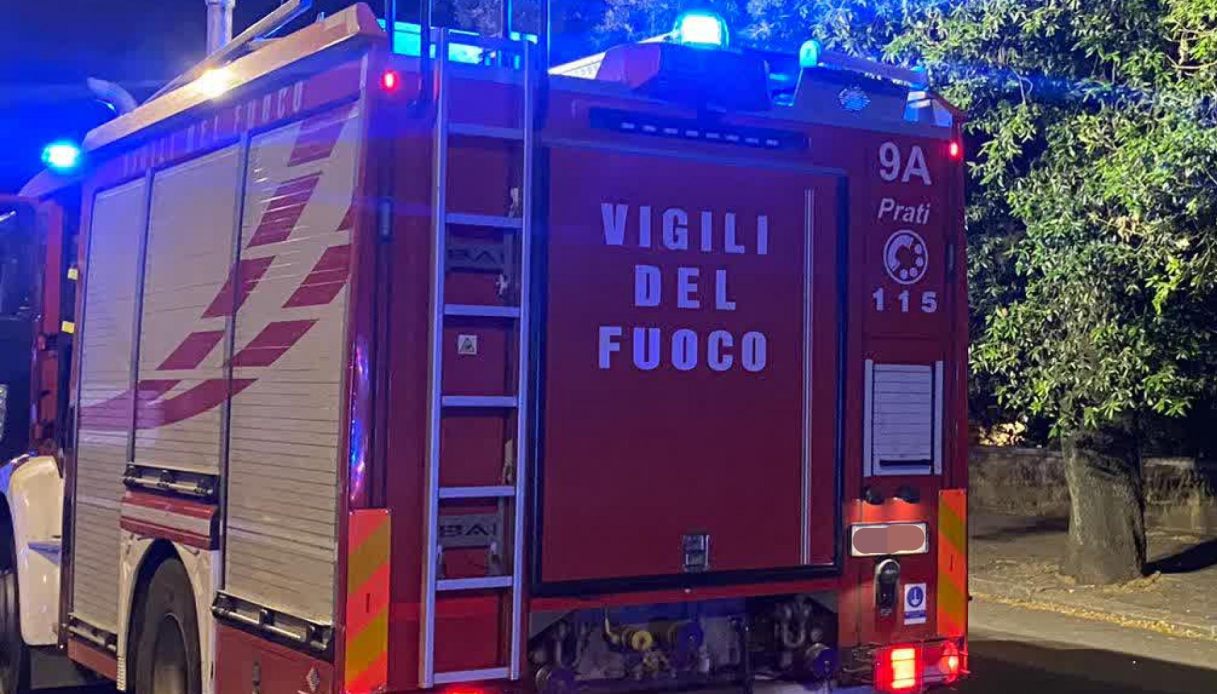 Incendio nel palazzo del quartiere Don Bosco a Roma in via Filomusi Guelfi, famiglie evacuate e feriti gravi Incendio nel palazzo del quartiere Don Bosco a Roma in via Filomusi Guelfi, famiglie evacuate e feriti gravi