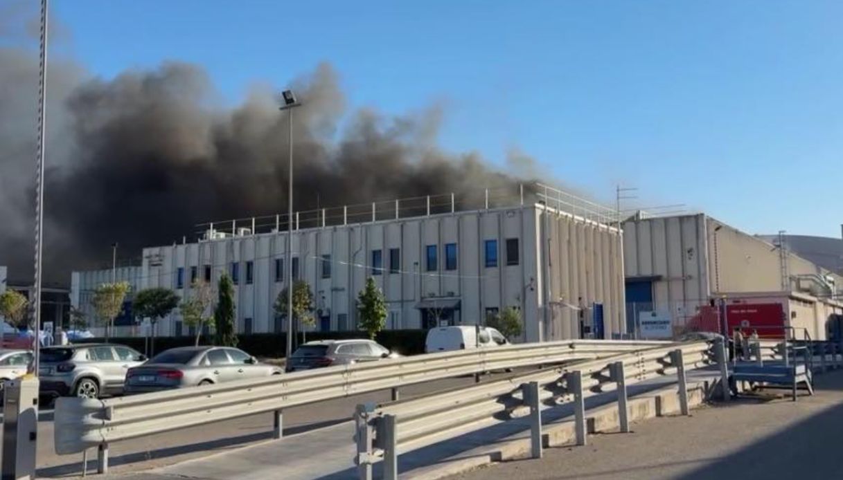 https://wips.plug.it/cips/notizie.virgilio.it/cms/2025/06/incendio-taranto-irigom.jpg