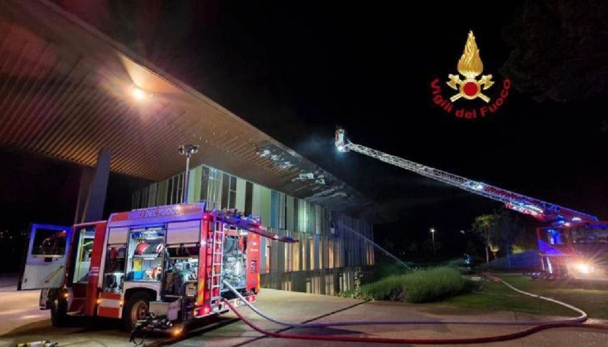 Incendio al Viola Park della Fiorentina nel padiglione dei calciatori, 4 intossicati: paura a Bagno a Ripoli Incendio al Viola Park della Fiorentina nel padiglione dei calciatori, 4 intossicati: paura a Bagno a Ripoli