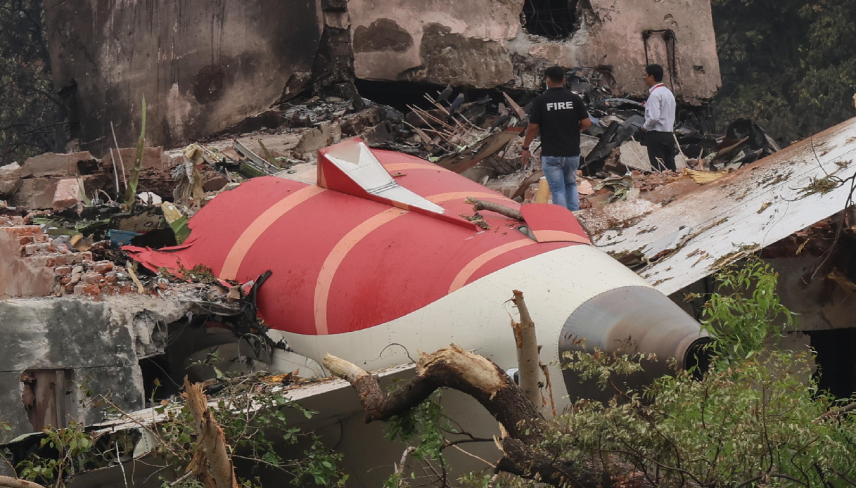 https://wips.plug.it/cips/notizie.virgilio.it/cms/2025/06/incidente-aereo-air-india-1.jpg