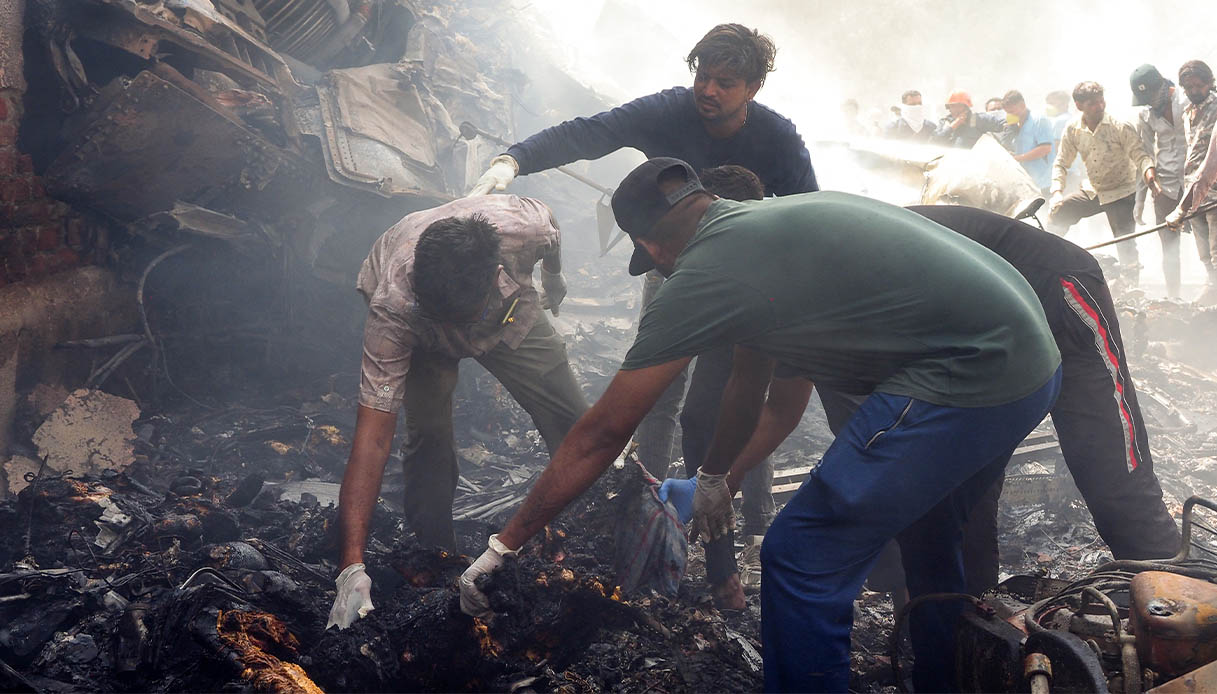 https://wips.plug.it/cips/notizie.virgilio.it/cms/2025/06/incidente-aereo-air-india.jpg