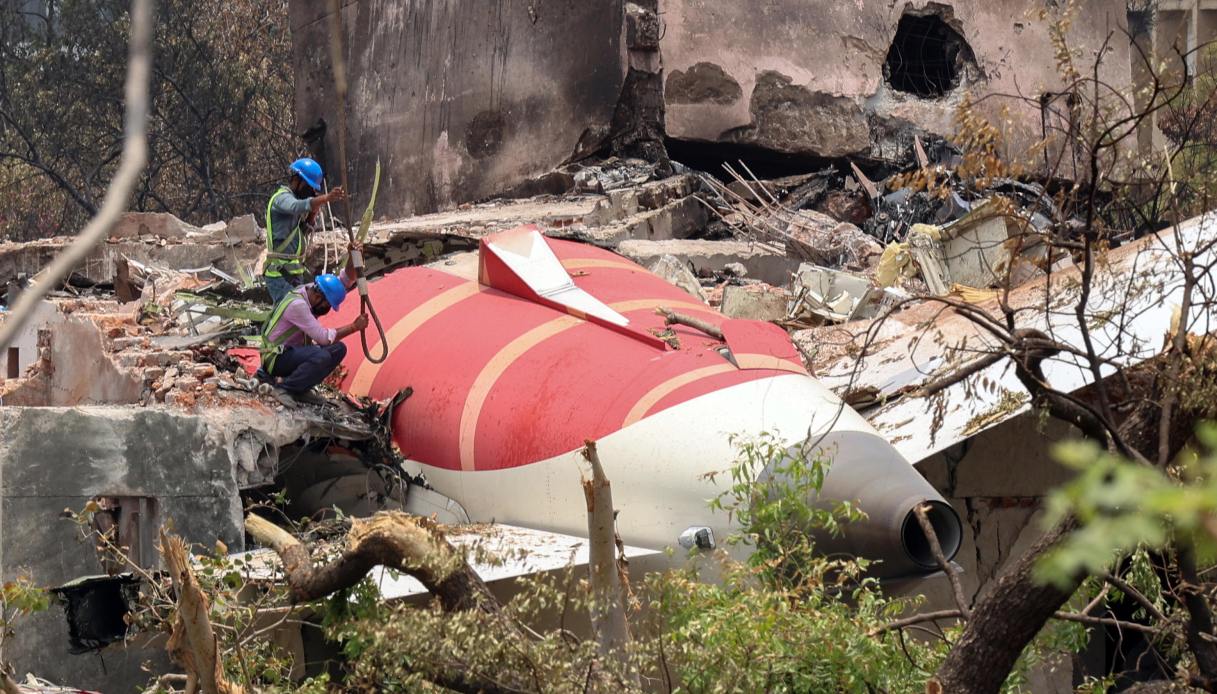 https://wips.plug.it/cips/notizie.virgilio.it/cms/2025/06/india-air-sopravvissuto.jpg