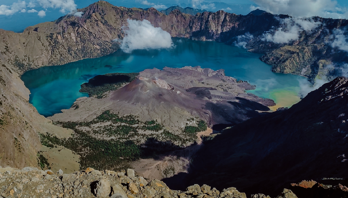 Juliana Marins morta dopo la caduta nel vulcano Rinjani in Indonesia, cadavere recuperato dopo 4 giorni