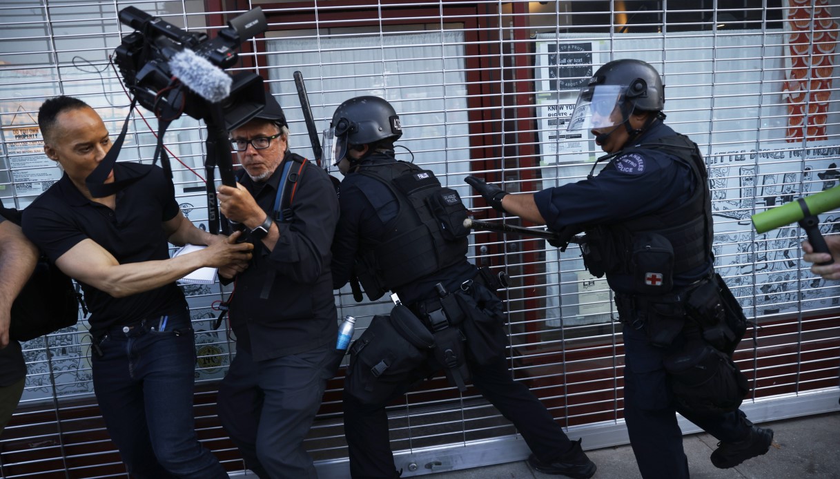 https://wips.plug.it/cips/notizie.virgilio.it/cms/2025/06/los-angeles-polizia-troupe-jason-carroll-cnn.jpg