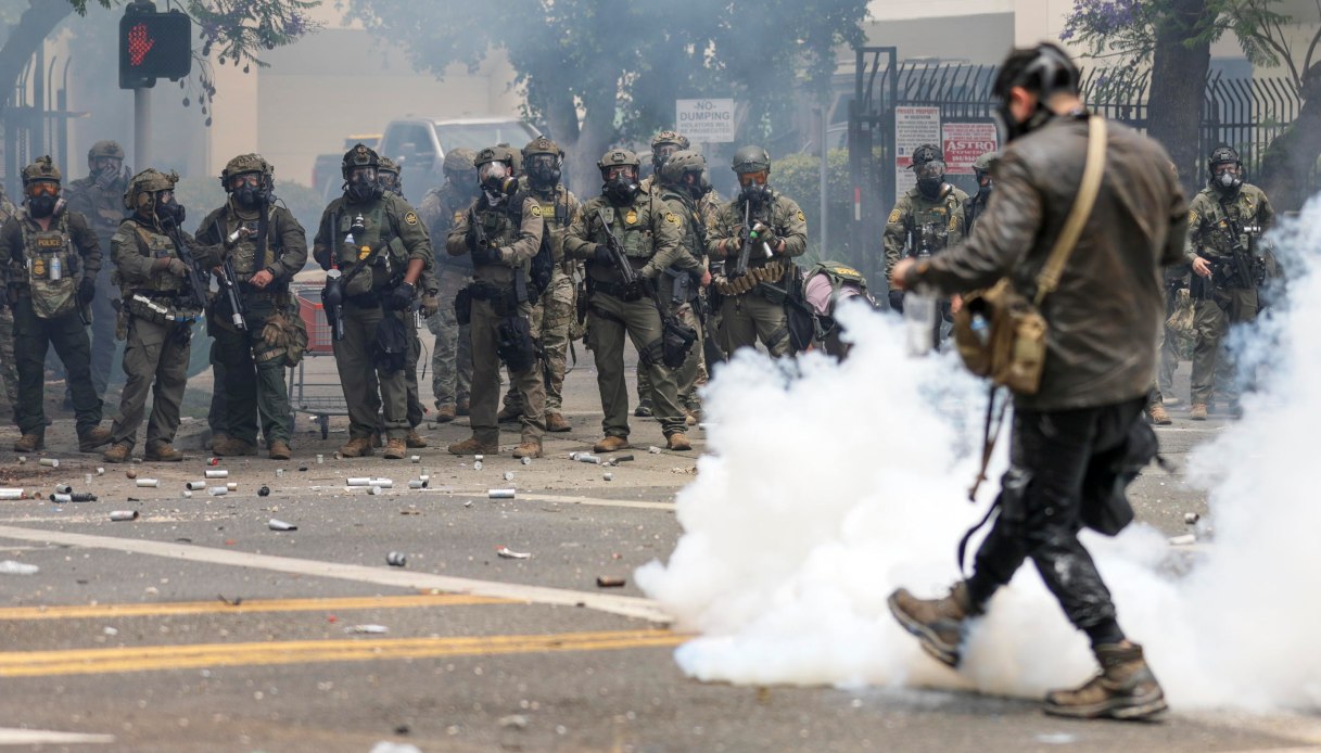 https://wips.plug.it/cips/notizie.virgilio.it/cms/2025/06/los-angeles-proteste-trump.jpg