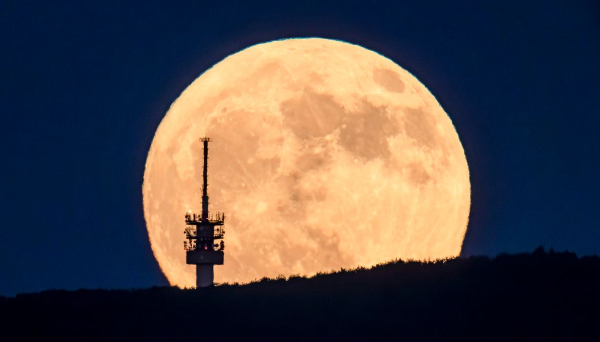 a che ora vedere la luna delle fragole mercoled236 11 giugno 2025 la prossima cos236 bassa sar224 nel 2043