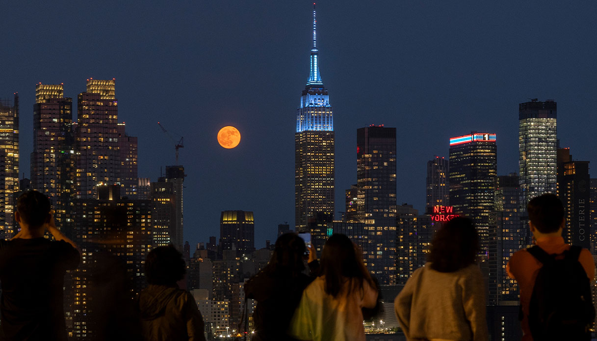 https://wips.plug.it/cips/notizie.virgilio.it/cms/2025/06/luna-piena-delle-fragole-new-york-immagini.jpg
