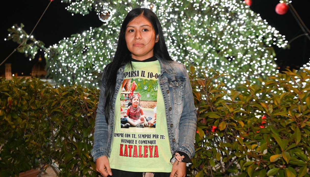 Madre Kata con una maglietta con la foto della figlia