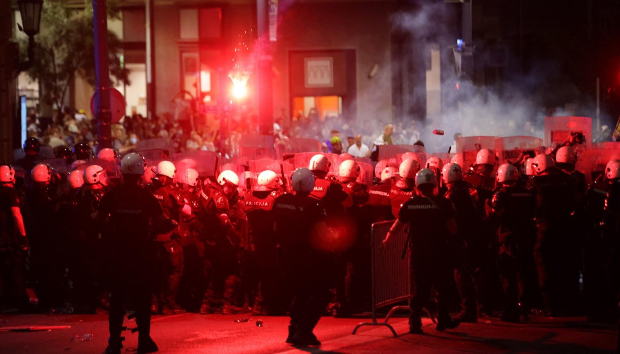 https://wips.plug.it/cips/notizie.virgilio.it/cms/2025/06/manifestanti-polizia-belgrado.jpg