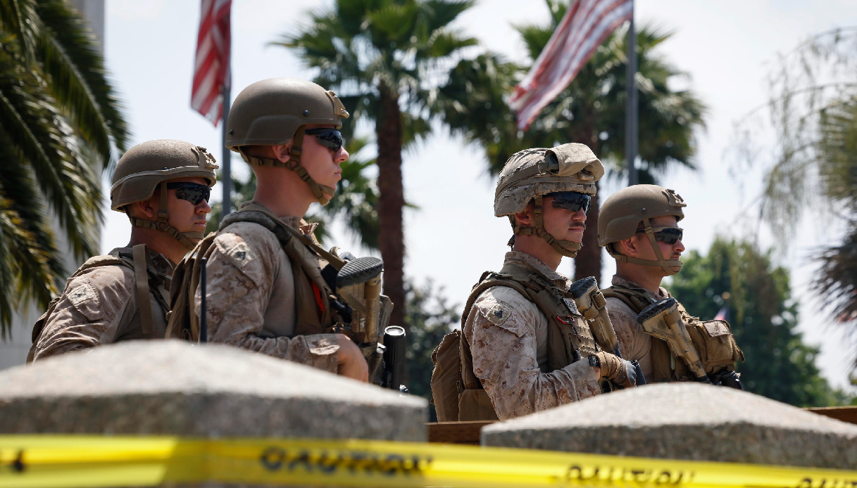 https://wips.plug.it/cips/notizie.virgilio.it/cms/2025/06/marines-los-angeles-arresto.jpg