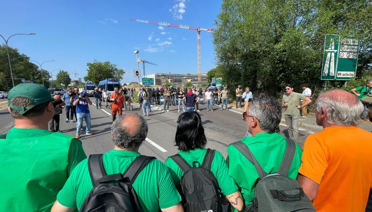 Metalmeccanici invadono la tangenziale di Bologna, 10 mila in corteo per il rinnovo del contratto Metalmeccanici invadono la tangenziale di Bologna, 10 mila in corteo per il rinnovo del contratto