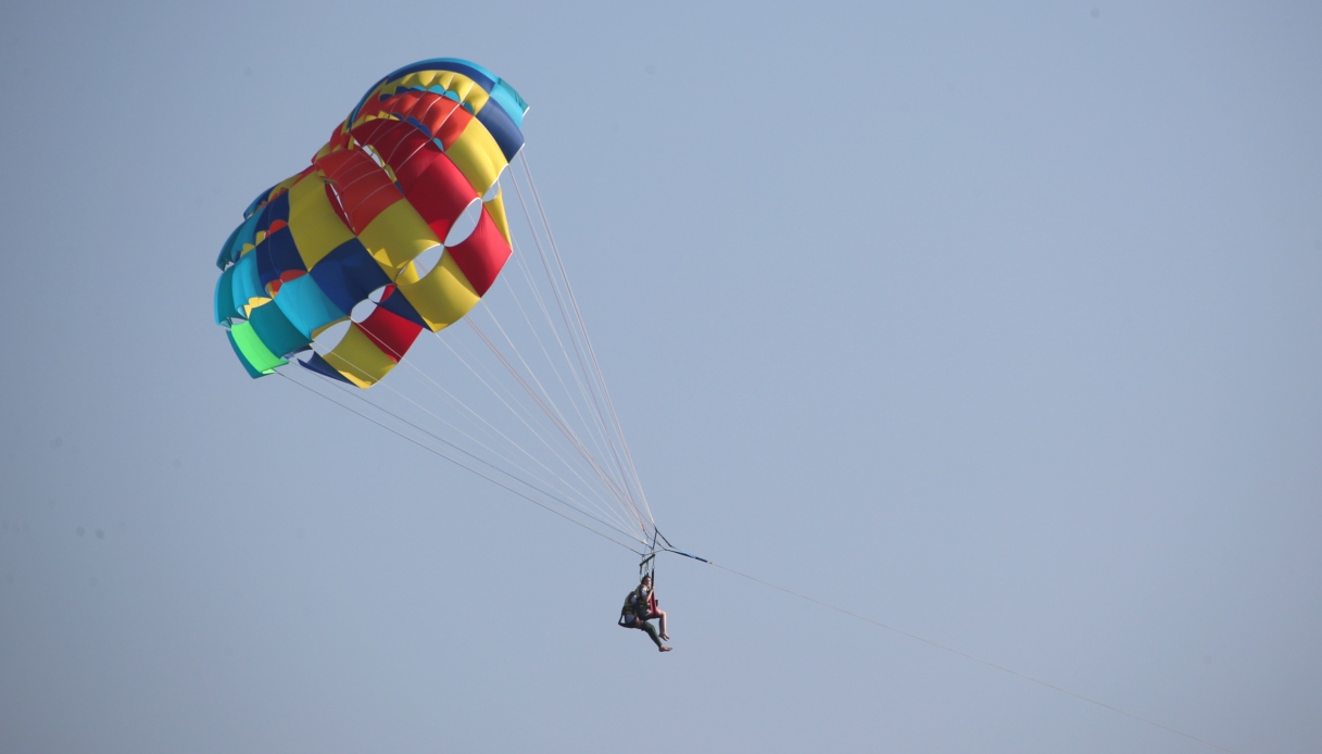 https://wips.plug.it/cips/notizie.virgilio.it/cms/2025/06/parasailing.jpg