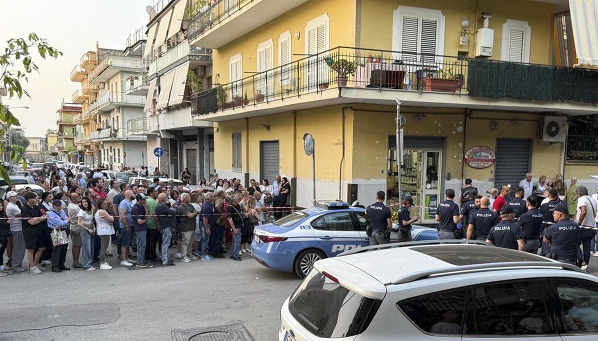 Omicidio di Pasquale Buono ad Afragola vicino Napoli, il 45enne ucciso nel suo negozio davanti al padre Omicidio di Pasquale Buono ad Afragola vicino Napoli, il 45enne ucciso nel suo negozio davanti al padre