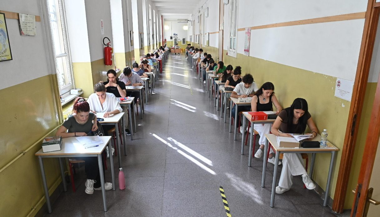 Possibili tracce Maturità 2025, da Manzoni e D