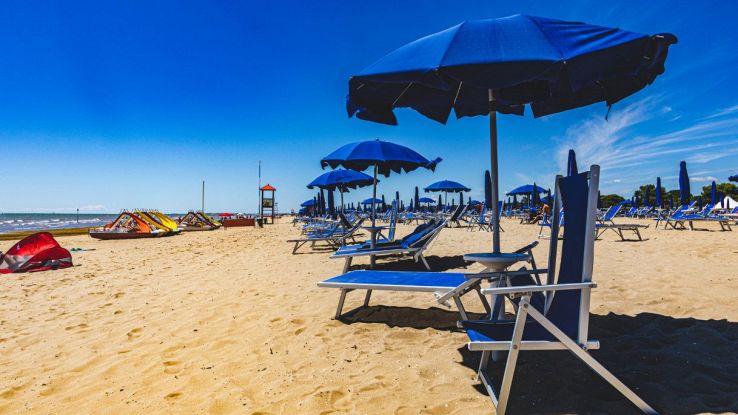 estate-2025-sempre-pi-cara-salgono-i-prezzi-di-una-settimana-al-mare