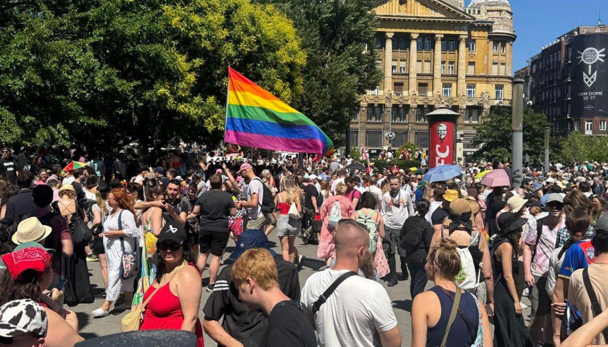 https://wips.plug.it/cips/notizie.virgilio.it/cms/2025/06/pride-budapest.jpg