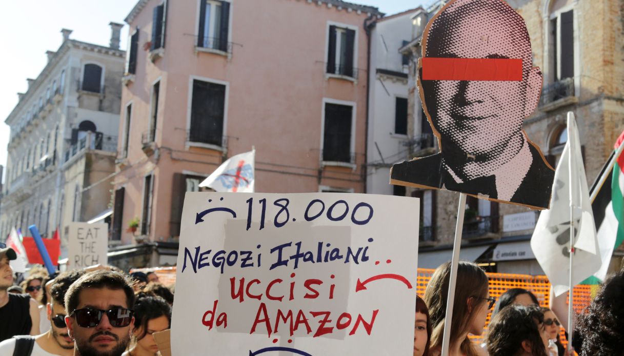 https://wips.plug.it/cips/notizie.virgilio.it/cms/2025/06/protesta-matrimonio-bezos-venezia.jpg