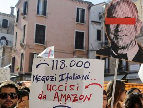 Protesta a Venezia durante il matrimonio di Jeff Bezos e Lauren Sanchez: corteo di circa 700 persone, le foto