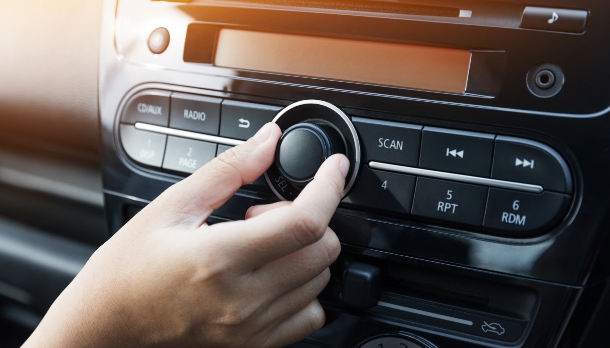 https://wips.plug.it/cips/notizie.virgilio.it/cms/2025/06/radio-fm-auto-agcom.jpg