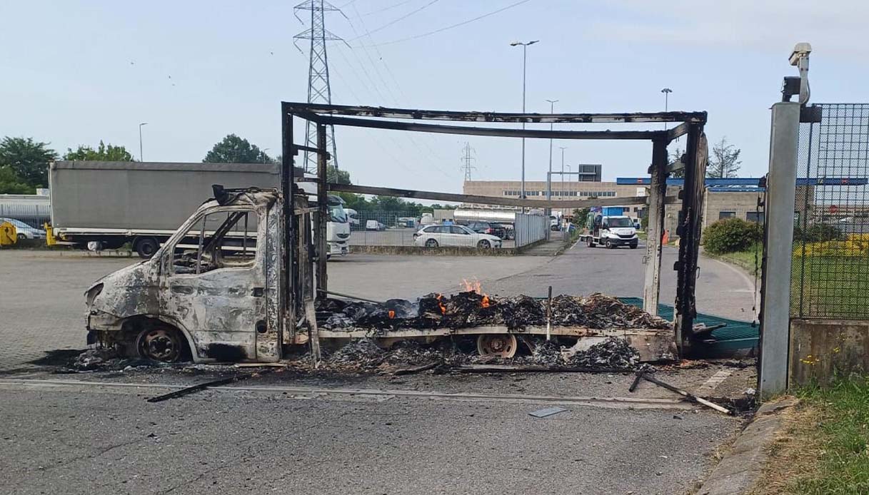 Tentata rapina al deposito di Lacchiarella con sparatoria tra guardie giurate e ladri, 13 veicoli incendiati Tentata rapina al deposito di Lacchiarella con sparatoria tra guardie giurate e ladri, 13 veicoli incendiati