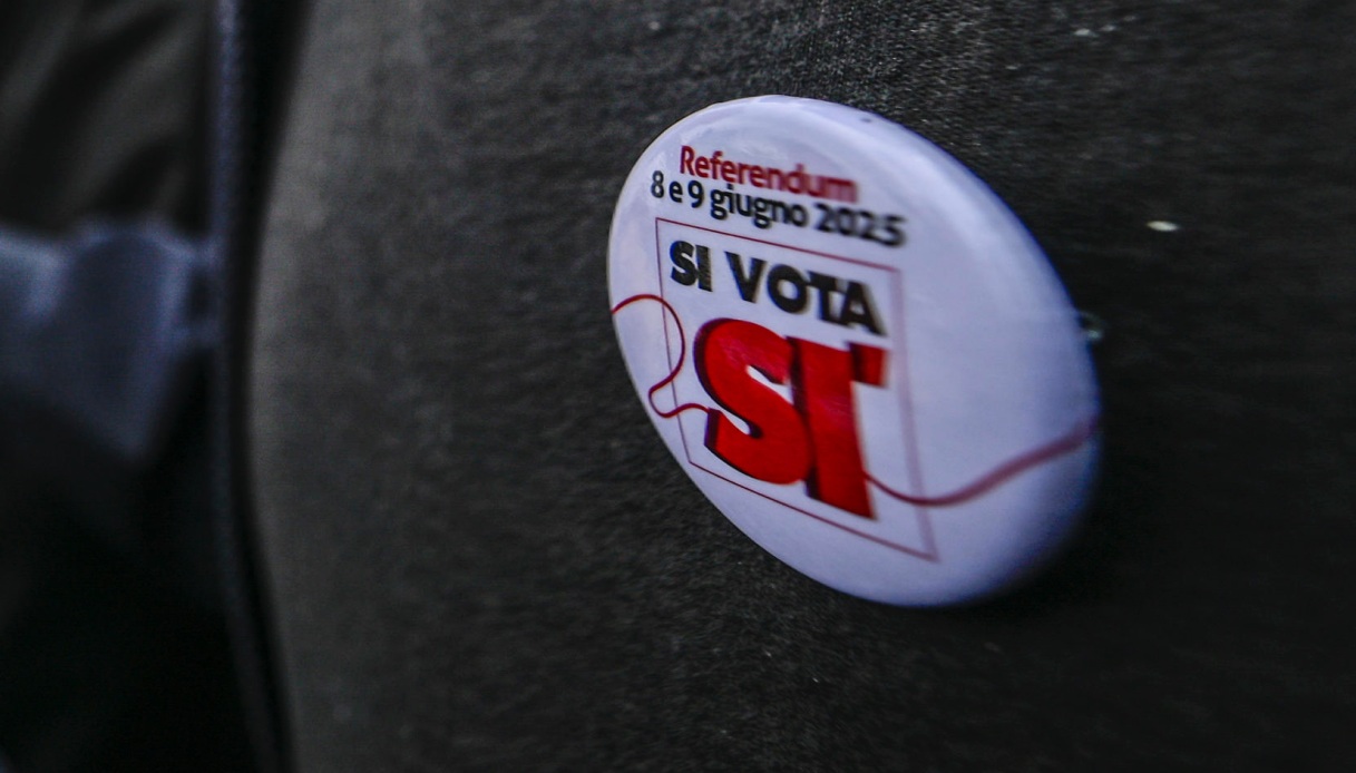Una spilla per promuovere il Sì al referendum