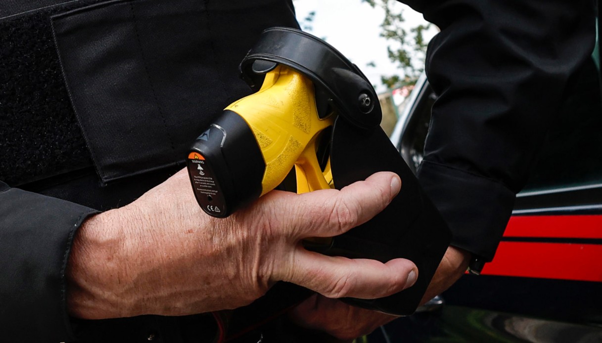 Morto dopo essere colpito da taser