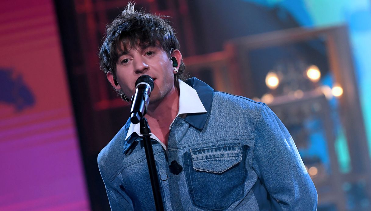https://wips.plug.it/cips/notizie.virgilio.it/cms/2025/06/rkomi-tour-annullato.jpg