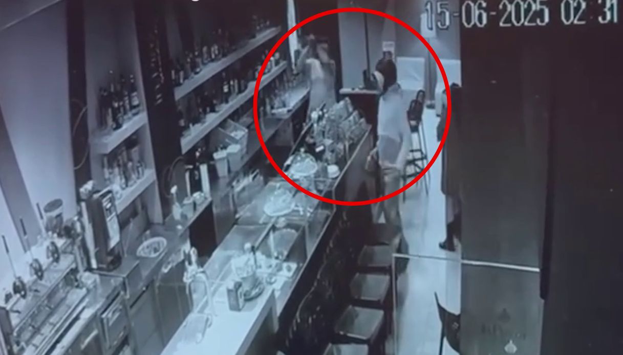 Spari in un bar di Salerno durante la rapina, il gestore mette in fuga l Spari in un bar di Salerno durante la rapina, il gestore mette in fuga l