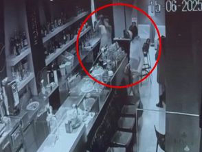 Spari in un bar di Salerno durante la rapina, il gestore mette in fuga l'uomo armato con una scopa: il video
