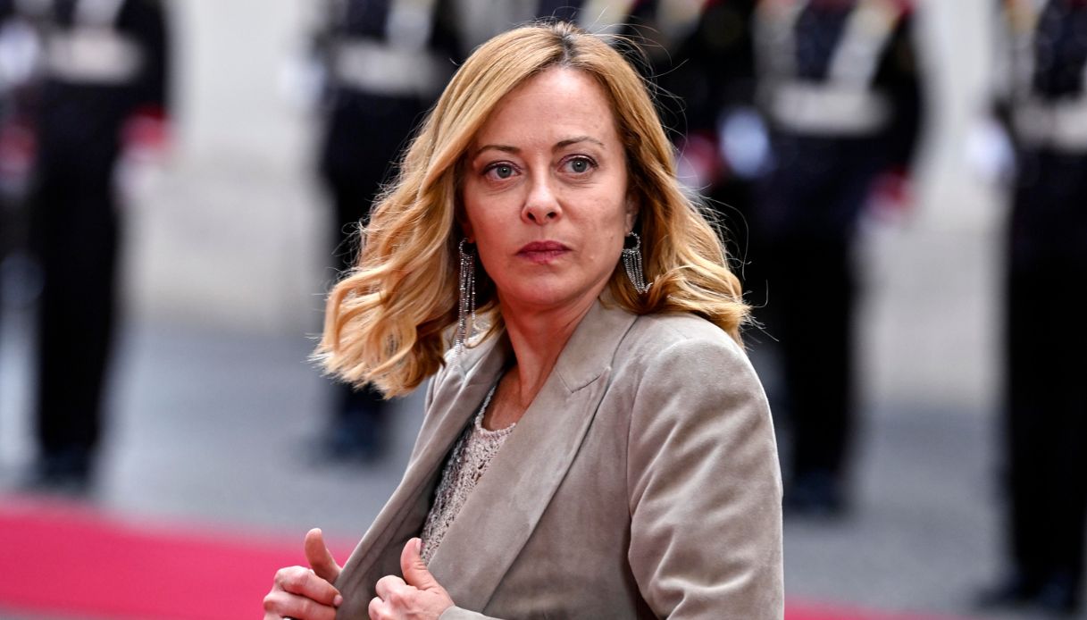 Stefano Addeo sospeso professore suicidio post figlia Meloni