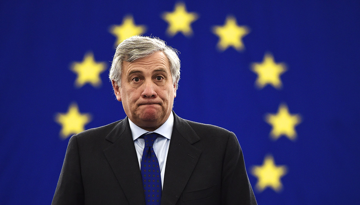 https://wips.plug.it/cips/notizie.virgilio.it/cms/2025/06/tajani-bandiera-ue.jpg