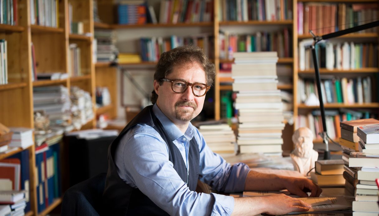 https://wips.plug.it/cips/notizie.virgilio.it/cms/2025/06/telmo-pievani-maturita-2025-filosofo-tecnosfera.jpg