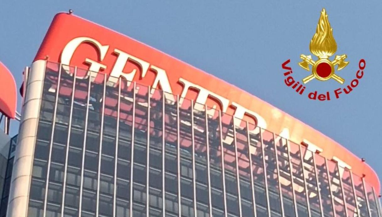 Paura a Milano sotto la torre Hadid a Citylife, si stacca l