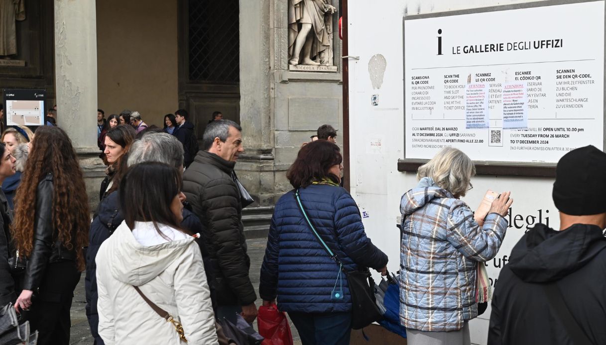 https://wips.plug.it/cips/notizie.virgilio.it/cms/2025/06/turista-uffizi-sfonda-dipinto.jpg