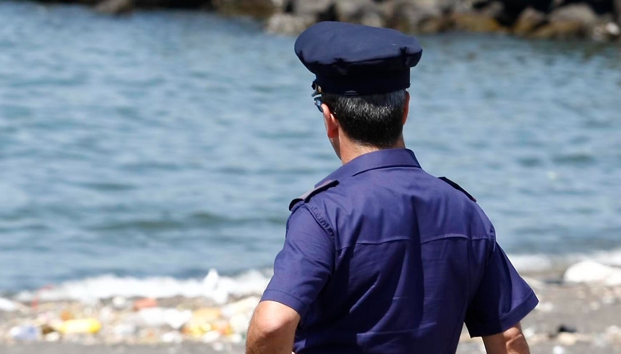 https://wips.plug.it/cips/notizie.virgilio.it/cms/2025/06/varcaturo-omicidio-nicola-mirti-spiaggia-polizia.jpg