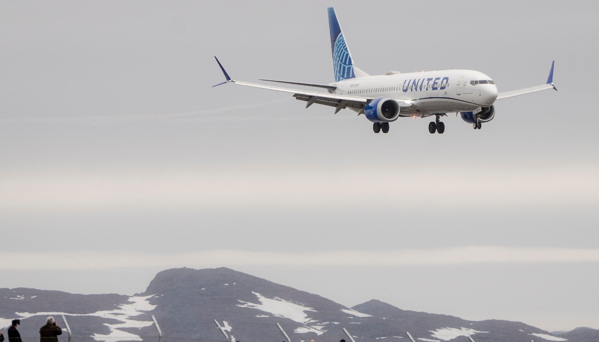 Volo United Airlines diretto a Roma perde quota sull’Atlantico, lanciato segnale: atterraggio di emergenza Volo United Airlines diretto a Roma perde quota sull’Atlantico, lanciato segnale: atterraggio di emergenza