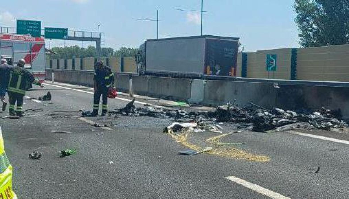 Aereo ultraleggero caduto ad Azzano Mella sul raccordo tra A4 e A21, due morti e alcuni veicoli danneggiati Aereo ultraleggero caduto ad Azzano Mella sul raccordo tra A4 e A21, due morti e alcuni veicoli danneggiati