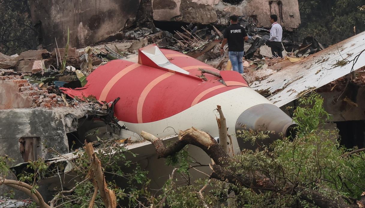 https://wips.plug.it/cips/notizie.virgilio.it/cms/2025/07/air-india-precipitato.jpg