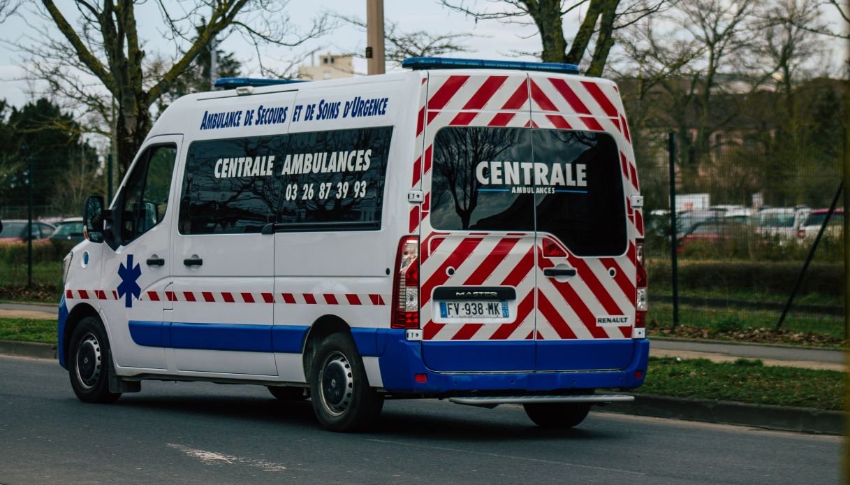 https://wips.plug.it/cips/notizie.virgilio.it/cms/2025/07/ambulanza-versailles-bambina-10-anni.jpg