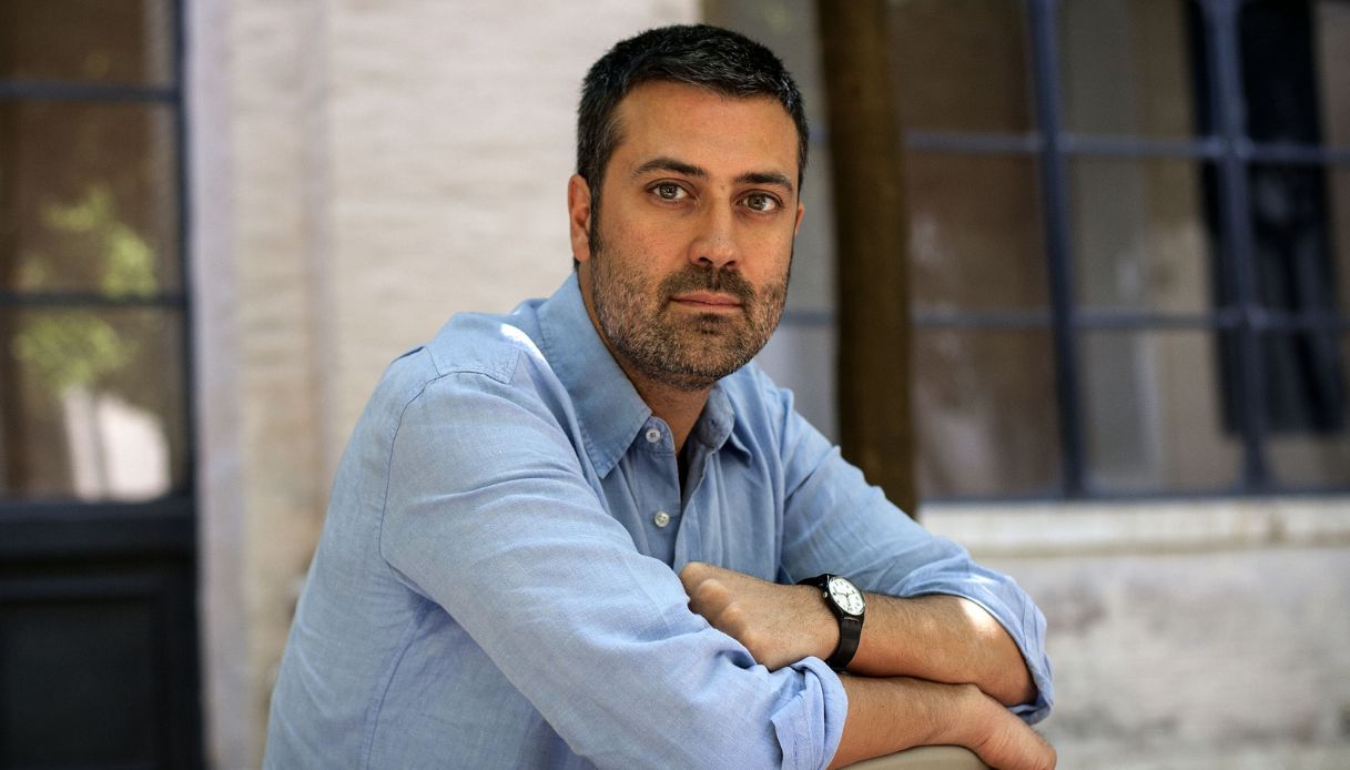 https://wips.plug.it/cips/notizie.virgilio.it/cms/2025/07/andrea-bajani-premio-strega-2025.jpg