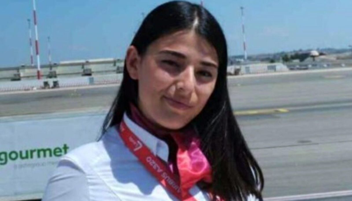 Hostess Aurora Maniscalco morta a Vienna, fidanzato indagato per istigazione al suicidio: disposta autopsia Hostess Aurora Maniscalco morta a Vienna, fidanzato indagato per istigazione al suicidio: disposta autopsia
