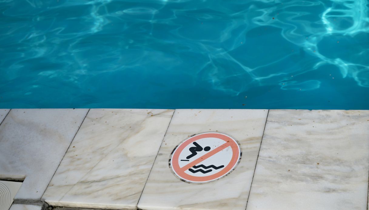 Morto bimbo di 7 anni caduto in piscina all Morto bimbo di 7 anni caduto in piscina all