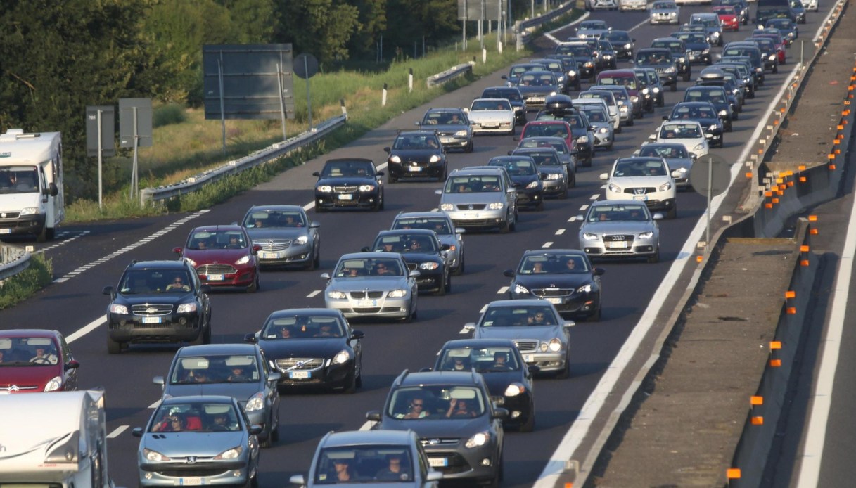 troppo caldo e l asfalto cede in autostrada a verona caselli chiusi sull a4 venezia milano code e disagi