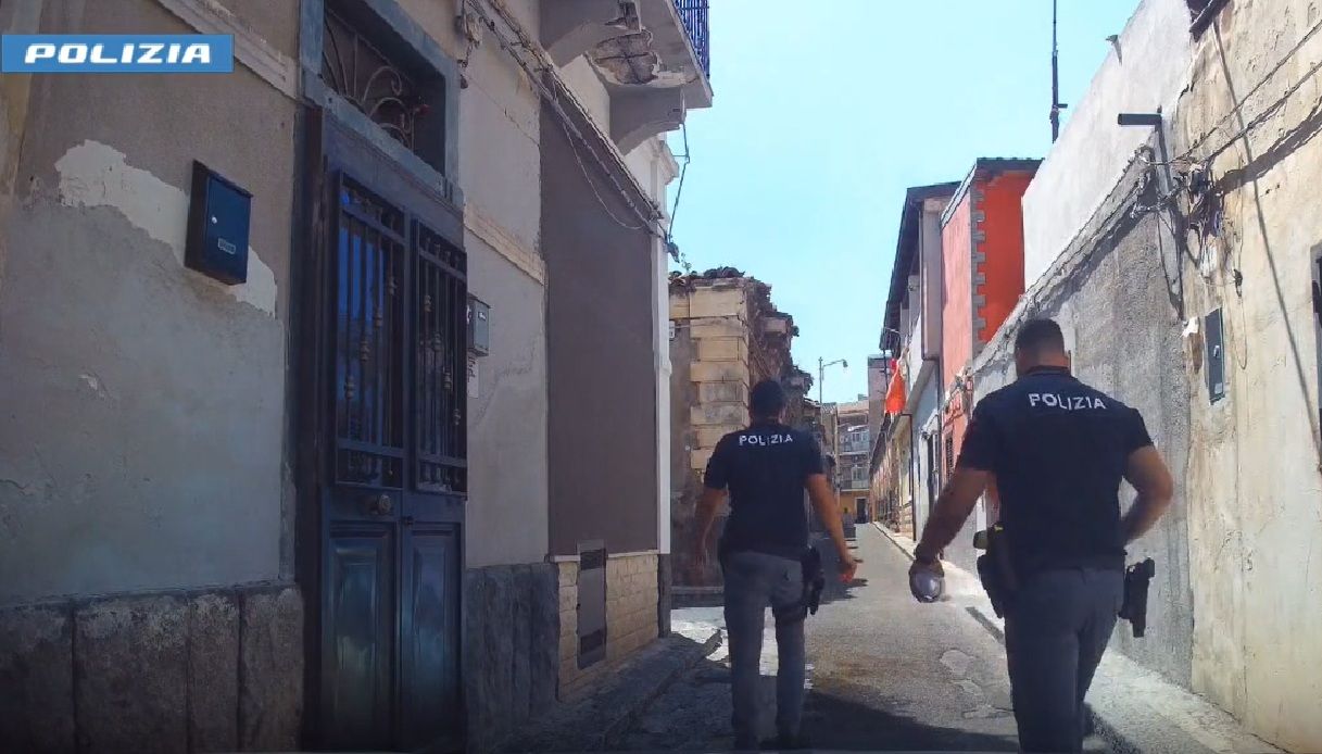 Scoperta drug room a Catania, il video del blitz: portone blindato e finestrella per la cessione della droga Scoperta drug room a Catania, il video del blitz: portone blindato e finestrella per la cessione della droga