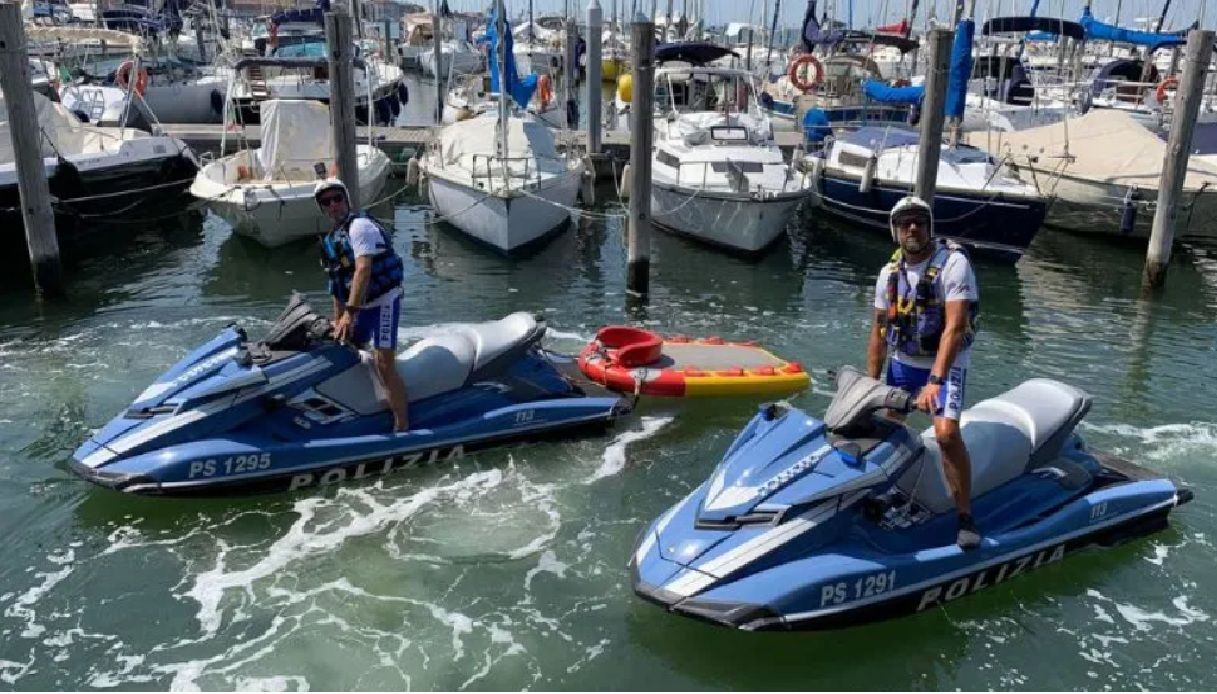 Bagnante si tuffa in mare a Chioggia nonostante il maltempo, tragedia sfiorata: salvato in extremis Bagnante si tuffa in mare a Chioggia nonostante il maltempo, tragedia sfiorata: salvato in extremis
