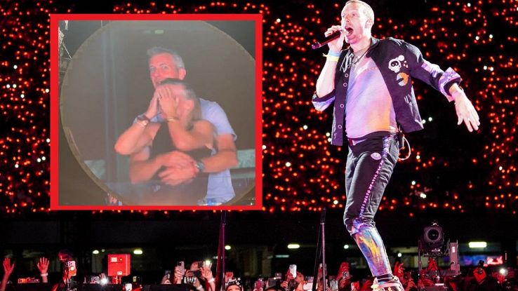 Andy Byron abbracciato a Kristin Cabot al concerto dei Coldplay, perché si  parla di scandalo globale