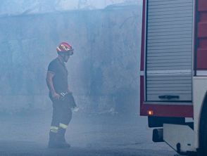 Autocisterna gpl va fuori strada ed esplode a Bologna, autista morto: coinvolta anche un'auto, ci sono feriti