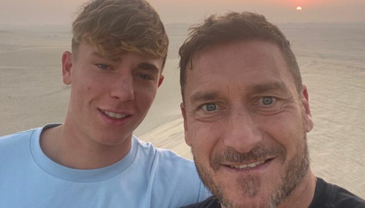 https://wips.plug.it/cips/notizie.virgilio.it/cms/2025/07/cristian-totti-soccer-school.jpg